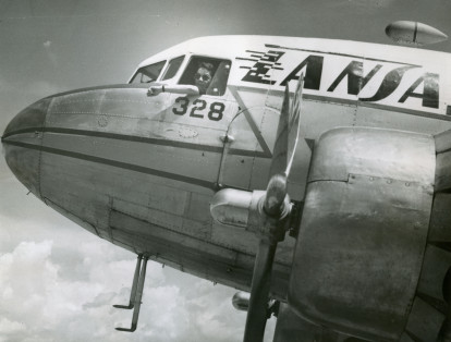El actor Mario Moreno ‘Cantinflas’ llega piloteando su avión al aeropuerto La Nubia de Manizales en 1954.