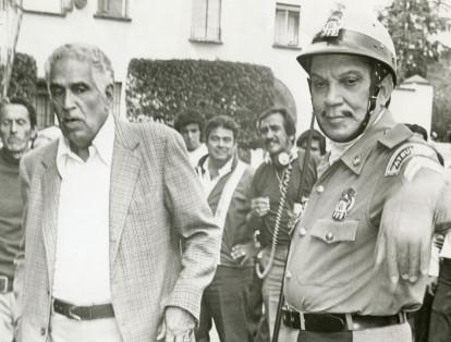 Mario Moreno recibe indicaciones del director Miguel M. Delgado, durante el rodaje de la cinta ‘El patrullero 777’. 1978.