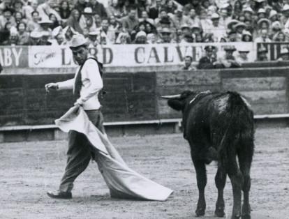 En reiteradas oportunidades el actor se desempeñó como torero bufón. En esta oportunidad frente al público de la Plaza Monumental de México, en Ciudad de México.
