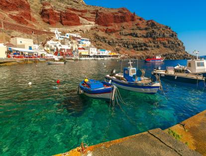 Otro de los atractivos de la isla de Santorini es el puerto Ammoudi. Para llegar allí es necesario bajar 300 escalones desde el castillo de Oia.
