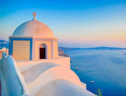 Desde los acantilados de Santorini, a 300 metros de alto, se obtienen panorámicas del mar Egeo y del resto de islas de las Cícladas inigualables.