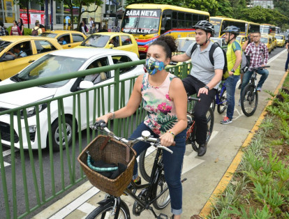 Ciudadanos optaron por usar las bicicletas durante la jornada. A las 'bicis' particulares se suman las 1.100 gratuitas que hay en EnCicla, estrategia que tiene 63.000 usuarios registrados y un promedio de 10.500 préstamos por día.