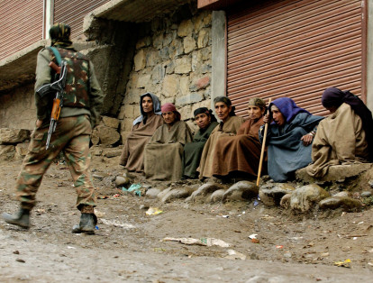 Lashkar-e-Taiba o ‘Ejército de los Puros’  cuenta con 75 millones de dólares y es un movimiento radical islamista originario de Cachemira. Partido islamista de la región.  En la imagen aparece un militar del Ejercito Indio (izq), al lado de él un grupo de mujeres de Cachemira durante una operación de la busqueda, despues de encuentro en la aldea de Cherru de Budgam, al oeste a 35kms de Srinagar.