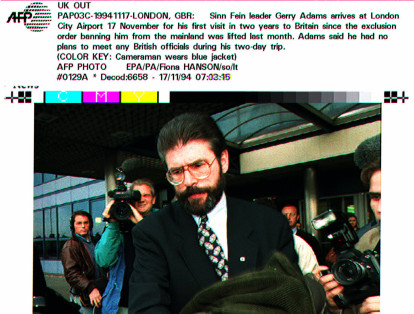 Ejército Republicano Irlandés (IRA) cuenta con 50 millones de dólares. Gerry Adams, lider del Sinn Fein, brazo político del Ejército Republicano Irlandes, llega al aeropuerto de Londres, el 17 de Noviembre de 1994.