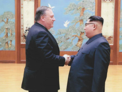 Este jueves se difundieron las primeras imágenes del encuentro que Pompeo (i.) sostuvo con el líder norcoreano, Kim Jong-un.
