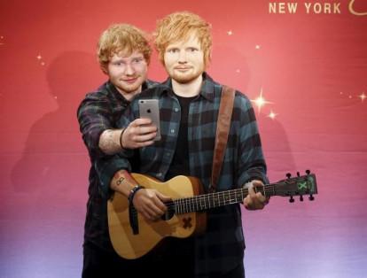 Ed Sheeran se tomó una selfí con su ‘gemelo’  en el Madame Tussauds de Manhattan en 2015.