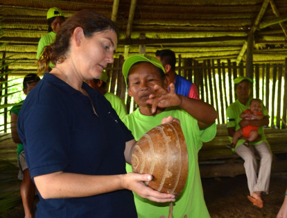 Rachel Brazier, de la delegación de la Unión Europea en Colombia, visitó a los indígenas de San Martín de Amacayacu, que también elaboran artesanías como una iniciativa productiva.