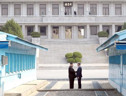 El líder norcoreano, Kim Jong-un, llegó al encuentro poco antes de las 9:30 a.m. hora local. Allí lo esperaba el presidente surcoreano, Moon Jae-in, a quien le estrechó la mano.