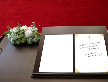 Tras posar para los medios, Kim entró a la Casa de la Paz, en la aldea de Panmunjom, donde firmó el libro de invitados. "Una nueva historia comienza ahora. Una era de paz, el punto de comienzo de la historia", escribió el líder norcoreano.