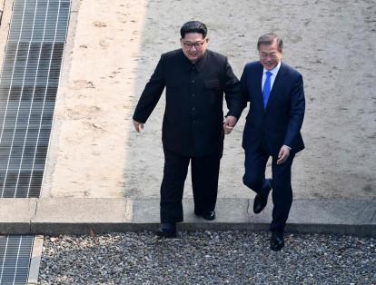 Por invitación de Kim, Moon cruzó la frontera hacia Corea del Norte brevemente, un gesto con alto contenido simbólico.