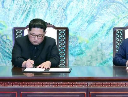Tras finalizar las conversaciones, Kim y Moon firmaron un acuerdo para establecer una "paz permanente" en la península, y se comprometieron a abrir conversaciones con Estados Unidos para llegar a la firma de un tratado de paz que ponga fin a la Guerra de Corea (1950-1953), que técnicamente aún no ha terminado.