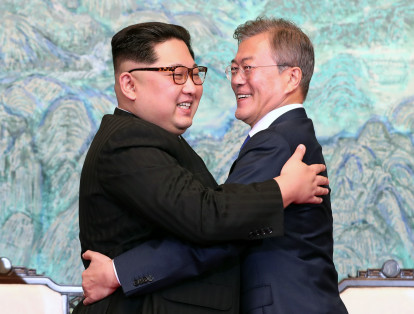 Después de firmar el acuerdo, y hacia el final de la cumbre, los dos líderes se abrazaron.