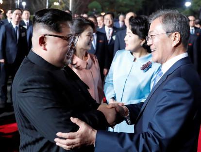 Kim (i.) y su esposa Ri Sol-ju se despidieron de Moon Jae-in, y la primera dama surcoreana Kim Jung-sook, antes de regresar a Corea del Norte. Este acto marcó el fin  del encuentro entre los dos líderes.