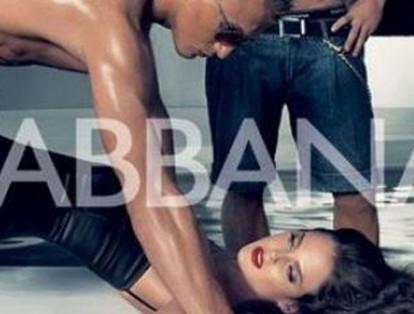 La sensualidad de las campañas de Dolce & Gabbana fue llevada al límite con este anuncio. La publicidad tuvo que ser retirada porque se le acusó de fomentar el maltrato a las mujeres.