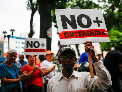 Los opositores venezolanos se concentran este viernes en varios puntos de Caracas y otros estados del país para protestar contra la crisis económica, social y en rechazo a las elecciones presidenciales del 20 de mayo, que consideran un fraude, atendiendo a la convocatoria del Frente Amplio Venezuela Libre.