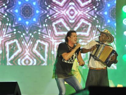 El rey vallenato Omar Geles encarnó a Alejo Durán en el show musical. Junto con Vives intepretaron una versión muy roquera de 'La cachucha bacana'.