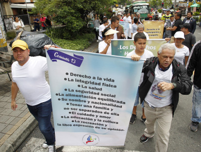 Habitantes de la comuna 13 marcharon por las calles pidiendo la paz.