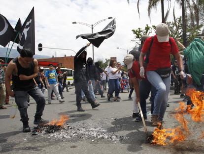 Centrales obreras marcharon de manera masiva por las calles de Medellín en el marco del día del trabajo exigiendo mejores condiciones. Los disturbios hicieron parte de la jornada que dejó varias edificaciones afectadas.