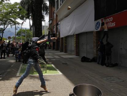 Centrales obreras marcharon de manera masiva por las calles de Medellín en el marco del día del trabajo exigiendo mejores condiciones. Los disturbios hicieron parte de la jornada que dejó varias edificaciones afectadas.