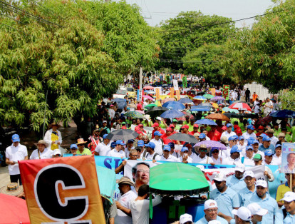 Por lo menos 12 mil personas asistieron a la marcha obrera en Barranquilla , que salió de la carrera 14 con Murillo y llegó al barrio Simón Bolívar , en el suroriente de la ciudad.