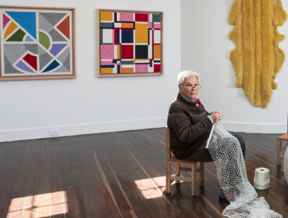 María Angélica Medina, artista de 78 años, tejiendo su obra en la galeria Casas Reigner.