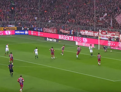Manuel Neuer, uno de los arqueros alemanes más reconocidos en el mundo, cometió el siguiente error: en un partido del Bayern Munich versus el Borussia Monchengladbach, en el cual él defendía la portería del primero, perdió el control del balón, luego de atajarlo, por lo que este cruzó la línea de gol.