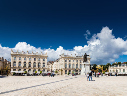 Place Stanislas, Nancy, Francia, un lugar quer Emmanuel Héré de Corny diseñó en el S.XVIII. Desde 1983 el sitio es declarado patrimonio de la humanidad por la Unesco. La construcción de este lugar se debe a un homenaje que el Duque de Lorena le quería hacer al Rey Luis XV.