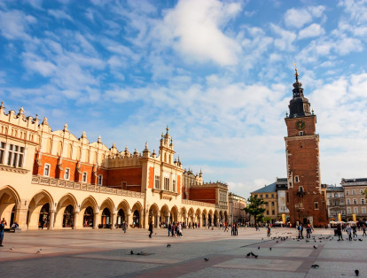 Rynek Glowny o Plaza del Mercado es la plaza más importante de Cracovia. Su origen se remonta al Siglo XIII. Es la plaza medieval más grande de Europa, además es la plaza más hermosa que tiene la ciudad.
