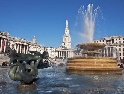 Trafalgar Square,  es una plaza del  centro de Londres, de hecho se le considera el corazón de la capital británica. A pesar de su forma irregular y aspecto algo deslavazado, esta plaza dedicada a Nelson por su victoria en Trafalgar sobre las tropas francesas y españolas.