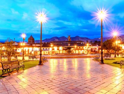Los españoles construyeron en el antiguo imperio Inca una majestuosa Plaza de Armas,  en  Cuzco- Perú, para ser más exactos. Un lugar lleno del aura colonial a pesar de la creciente presencia del comercio turístico.