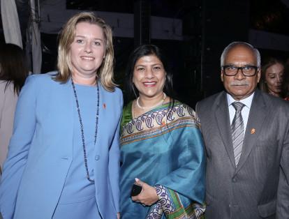 Rita Lelkes junto a los embajadores de India en Colombia Bhurti Bangar y Ravia Bangar.