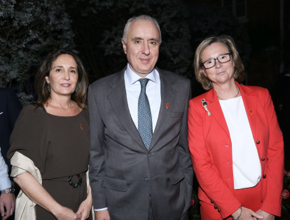 Los embajadores de España en Colombia, María Henríquez de Luna y Pablo Gómez de Olea, y la embajadora de la Unión Europea Patricia Llombart.