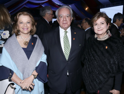 Gloria de Chinchilla, Camilo Acevedo y María Victoria Galán.
