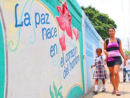 En una de las fachadas de la institución educativa Nuestra Señora del Carmen, en Cartagena, se encuentra este mural que fue pintado por niños con el objetivo de embellecer el lugar y promover la paz en cualquier ámbito de la vida.