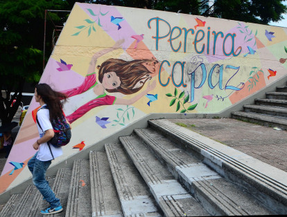 La Personería de Pereira lideró la elaboración de un mural alusivo a la paz en la plaza cívica Ciudad Victoria, uno de los lugares emblemáticos de esta ciudad. Niños y jóvenes participaron activamente en la elaboración del mural.