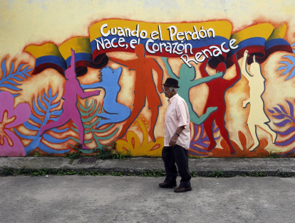 Los murales de San Carlos, del artista José López, hacen parte del proyecto cultural, Memorias de sueños y esperanzas, proyecto que quiere ubicar al municipio como el pueblo con más murales en el Colombia, desde el arte buscan reconstruir y aportar a la paz, la reconciliación y la memoria histórica en una población afectada por el conflicto armado.