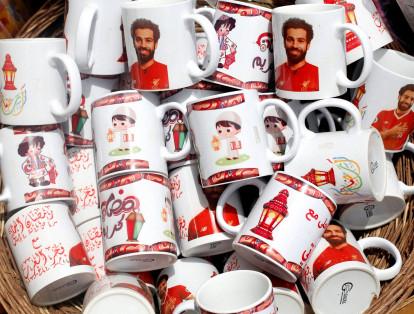 Los 'mugs' que  más se venden en el centro de la capital egipcia son los del delantero de Liverpool, quien fue escogido Futbolista del Año en África y Mejor Jugador de la Premier inglesa.