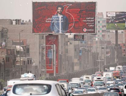 El delantero también es la imagen de varias empresas internacionales que están en Egipto: su credibilidad les ayuda a posicionarse. En la foto, representa a la empresa de telecomunicaciones Vodafone.