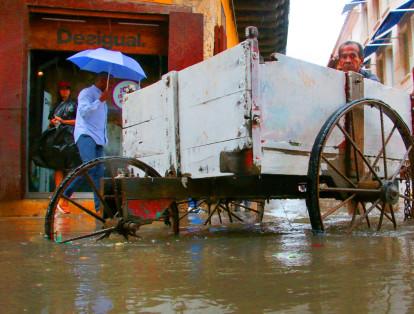 Durante los aguaceros las carretas se convierten en el mejor medio de transporte para moverse por las calles de piedra convertidas en ríos.