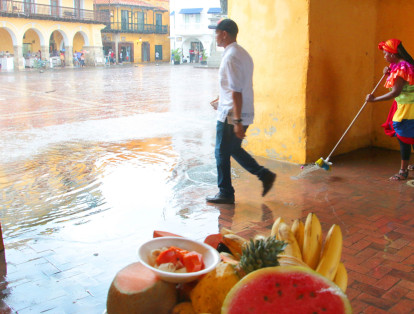 Los turistas y cartageneros acostumbrados a caminar frescos y elegantes por el centro fueron sorprendidos por la lluvia.
