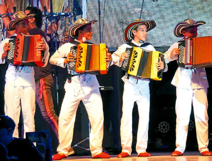 Los Niños del Vallenato tocan en la plaza Alfonso López en compañía del rey vallenato Egidio Cuadrado.
