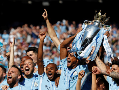 El Manchester City recibió el trofeo de campeón de la Premier al término del encuentro de la trigésima séptima jornada que le enfrentó al Huddersfield Town y que terminó sin goles.