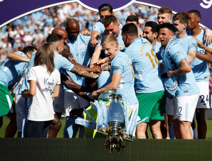 Al cierre del choque, el capitán del Manchester City, el belga Vincent Kompany, recibió la Copa en el césped del Etihad Stadium.