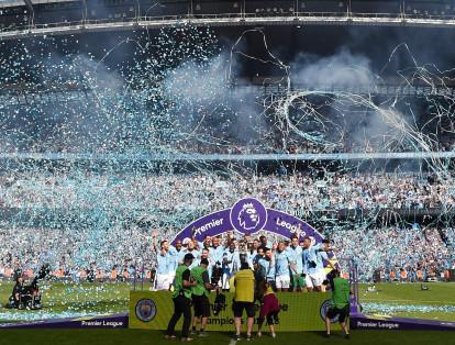 La plantilla, situada en un altillo, bajo un arco con el rótulo de Premier League, esperó la llegada de Kompany, que tomó el trofeo y lo elevó al cielo para iniciar la celebración del éxito.