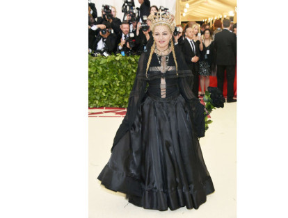Madonna lució muy sobra, vestida de negro y con una gran corona de cruces, de la que sale un velo en malla.