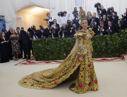 Sarah Jessica Parker, vestida por Dolce and Gabbana, usó un traje dorado y una tiara papal, la cual lleva el pesebre en su interior.