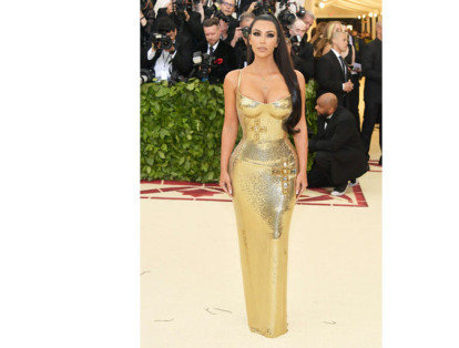 Kim Kardashian, vestida de dorado, no podía perder la oportunidad para mostrar sus curvas.