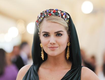 Kate Upton acompañó su vestido con una tiara adornada por piedras preciosas.