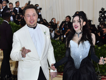 Elon Musk no se robó las miradas de todos por vestir como un sacerdote con clérmian negro, sino por estar acompañado de la cantante canadiense Grimes.