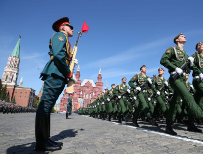 El desfile fue presidido por el líder ruso, Vladimir Putin. Después de su discurso, marcharon los cadetes de academias y escuelas militares y efectivos de la Guardia Nacional y del Servicio Federal de Seguridad (FSB, antiguo KGB) al son de marchas militares y patrióticas interpretadas por orquestas militares.
